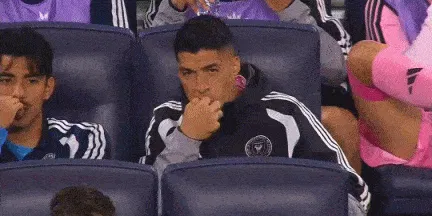 世界杯手机观看软件下载-替补待命，苏亚雷斯坐在替补席上啃起了手指