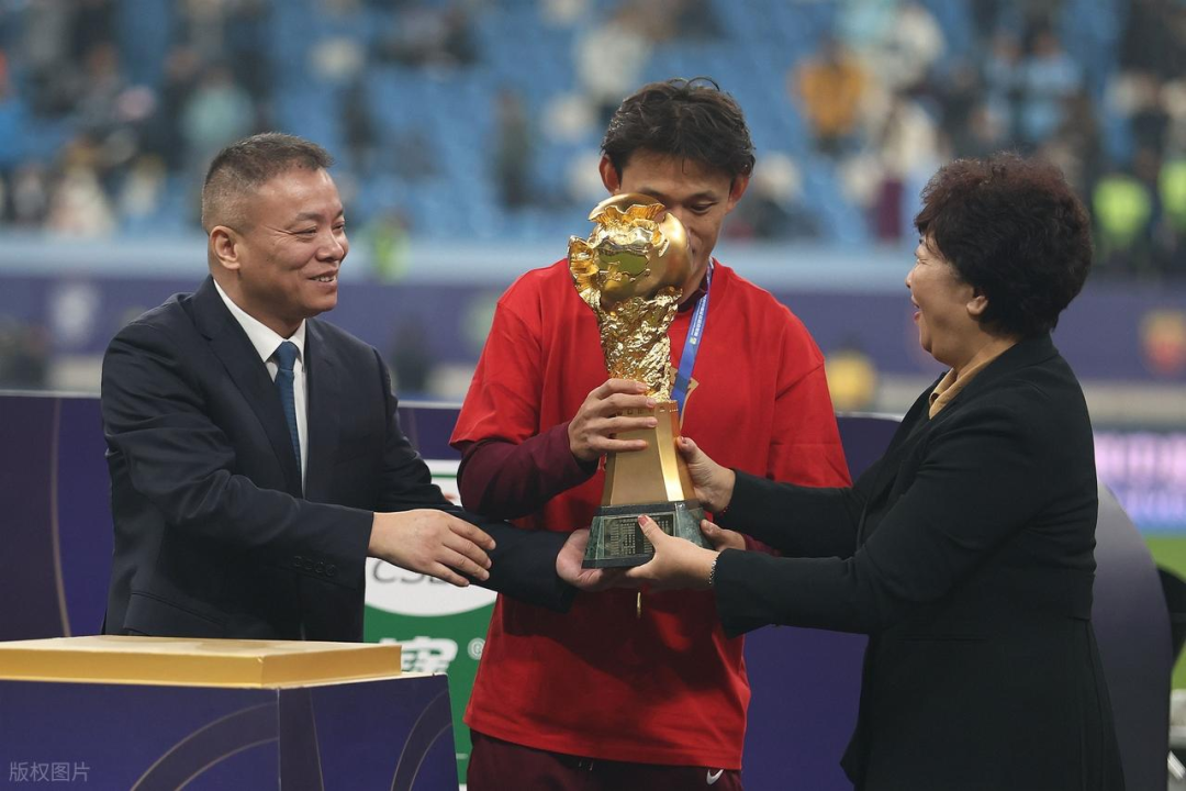 世界杯手机观看软件下载-上港0比6惨败泽尼特，或让球队中卫加速引进新外援，值得期待